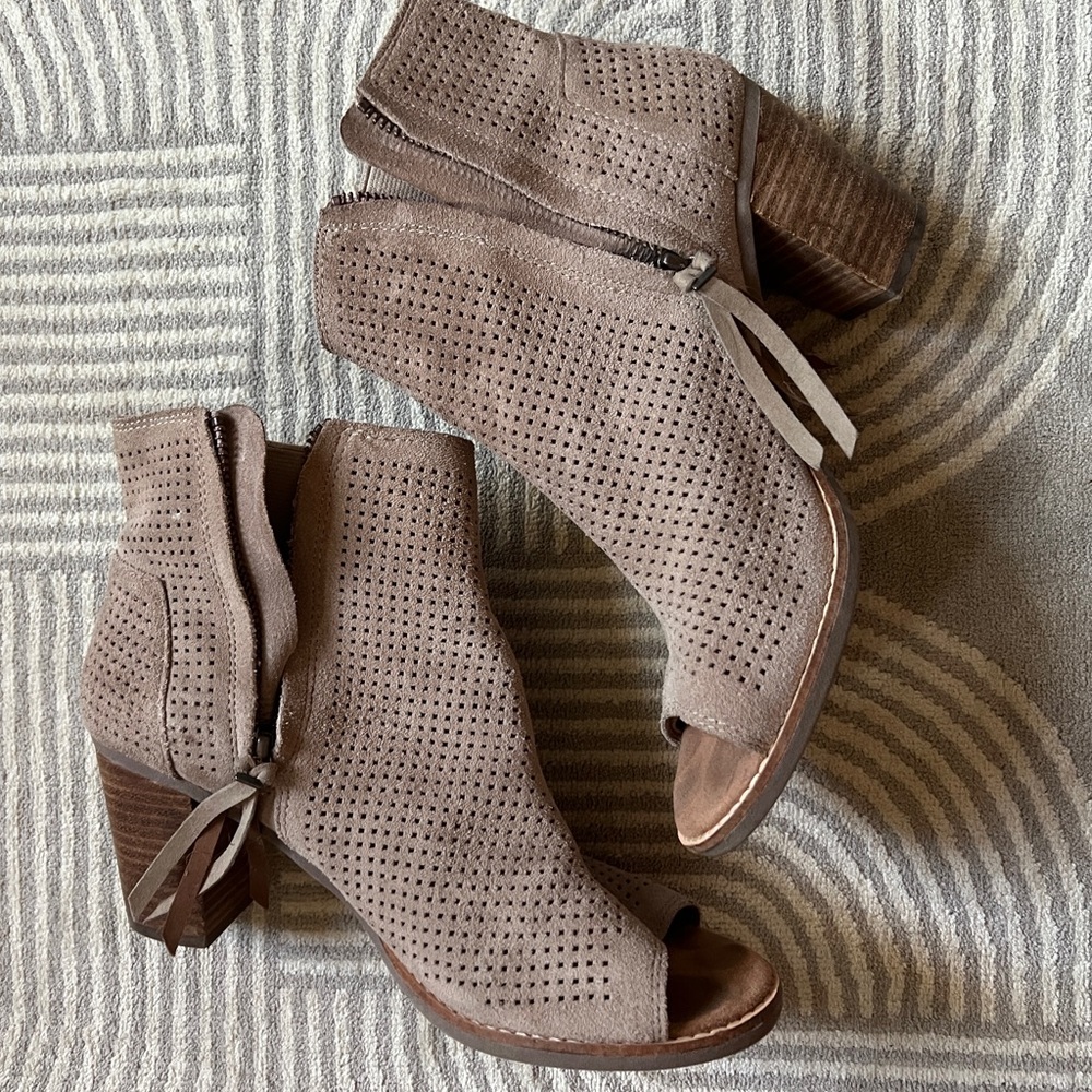 Tom’s sandals size 8.